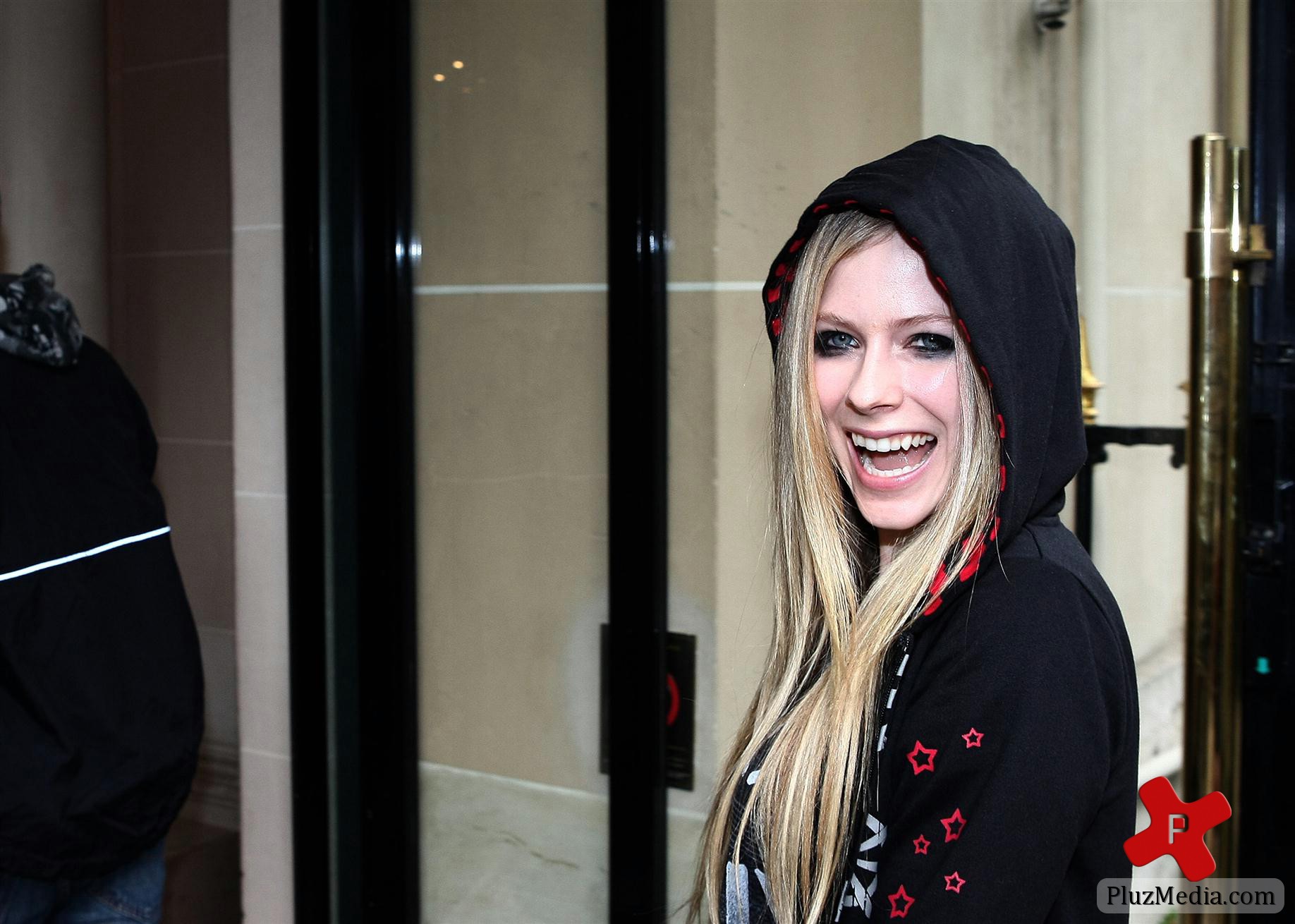 Avril Lavigne is all smiles as she leaves her Paris hotel photos | Picture 77891